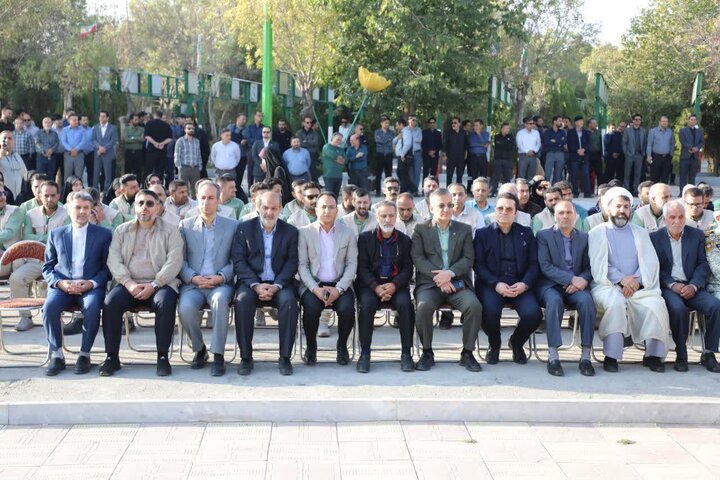 تصاویر/آغاز برنامه های گرامیداشت روز ملی اراک با گلباران مزار مطهر شهدا