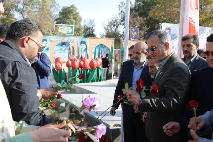 تصاویر/آغاز برنامه های گرامیداشت روز ملی اراک با گلباران مزار مطهر شهدا