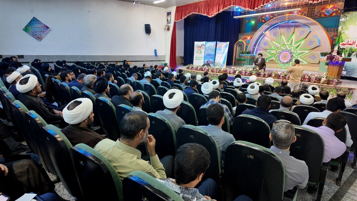 تصاویر|گردهمایی طلاب و روحانیون شاغل در آموزش‌وپرورش اصفهان