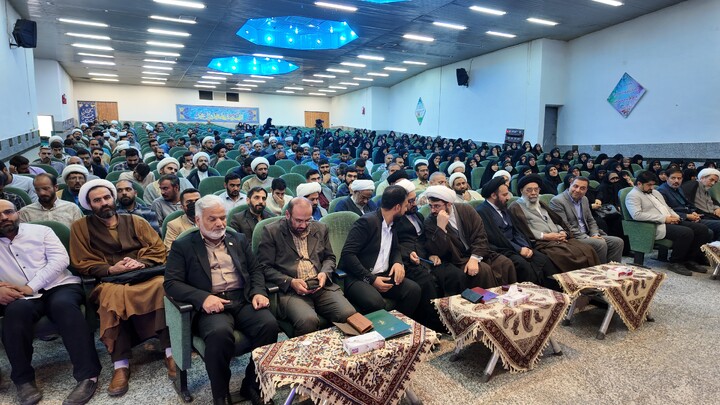 تصاویر|گردهمایی طلاب و روحانیون شاغل در آموزش‌وپرورش اصفهان