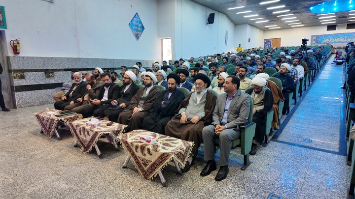 تصاویر|گردهمایی طلاب و روحانیون شاغل در آموزش‌وپرورش اصفهان