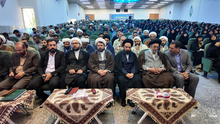 تصاویر|گردهمایی طلاب و روحانیون شاغل در آموزش‌وپرورش اصفهان