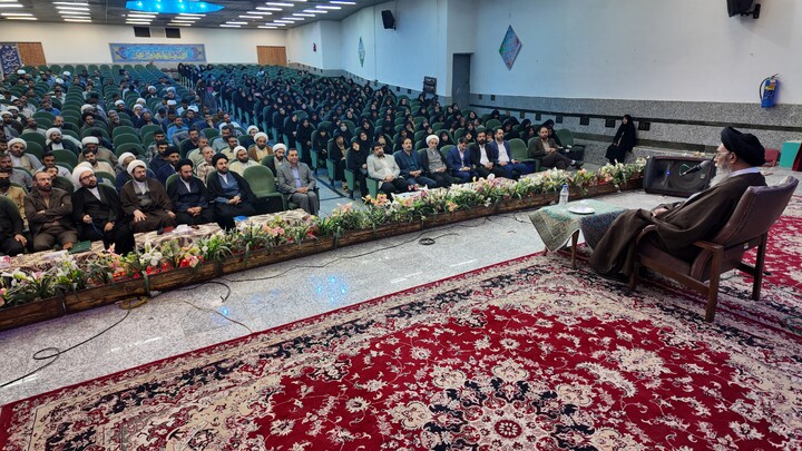تصاویر|گردهمایی طلاب و روحانیون شاغل در آموزش‌وپرورش اصفهان