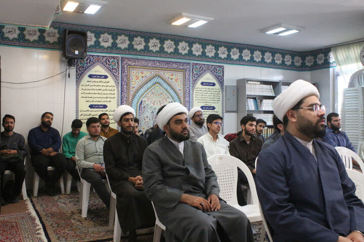 تصاویر/ سی‌ و دومین جلسه از سلسله جلسات شرح صحیفه سجادیه در مدرسه علمیه امام مهدی (عج) کرمان