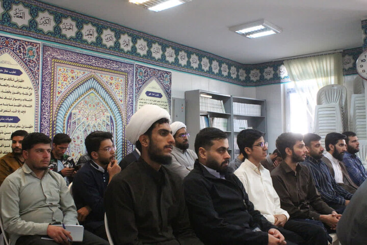 تصاویر/ سی‌ و دومین جلسه از سلسله جلسات شرح صحیفه سجادیه در مدرسه علمیه امام مهدی (عج) کرمان