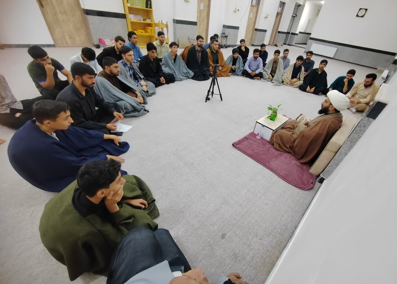 تصاویر/ نشست طلاب مدرسه علمیه المهدی(عج) با مسئولان قضایی آران و بیدگل
