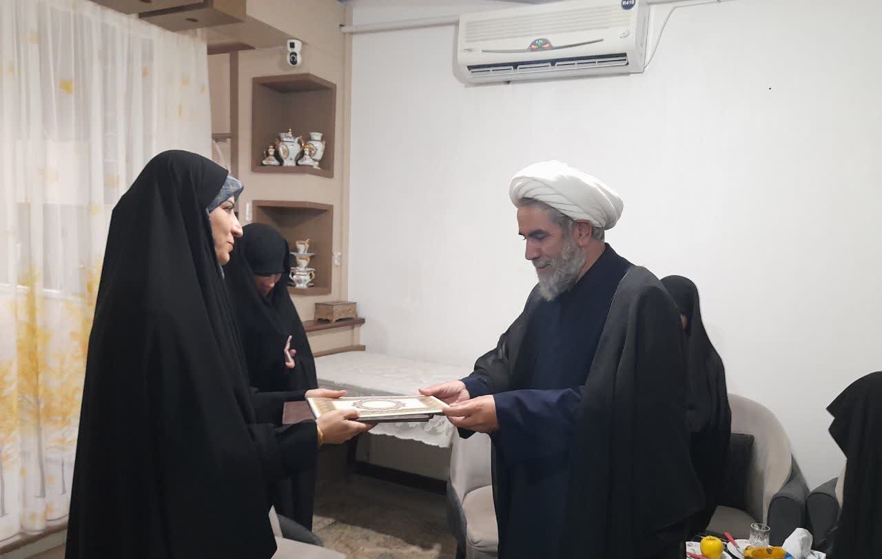 طلبه استعداد برتر عرصه تحصیل و پژوهش حوزه علمیه خواهران قزوین تجلیل شد