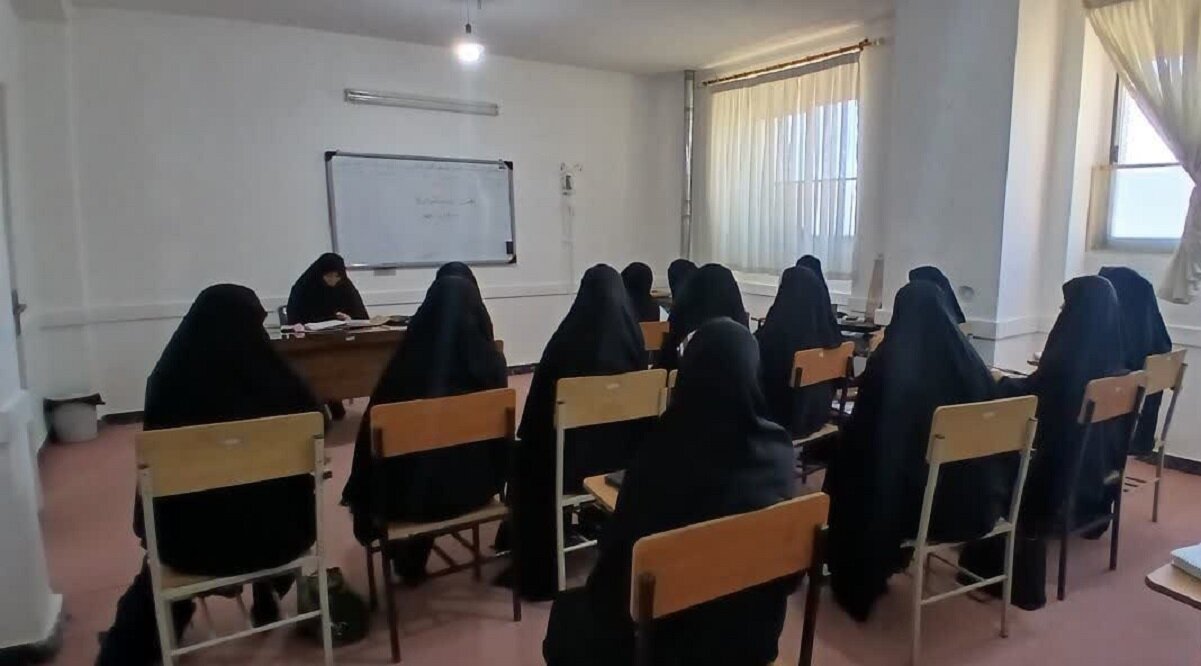 تربیت نسل جوان و تقویت بنیان خانواده از رسالت‌های مهم زنان است