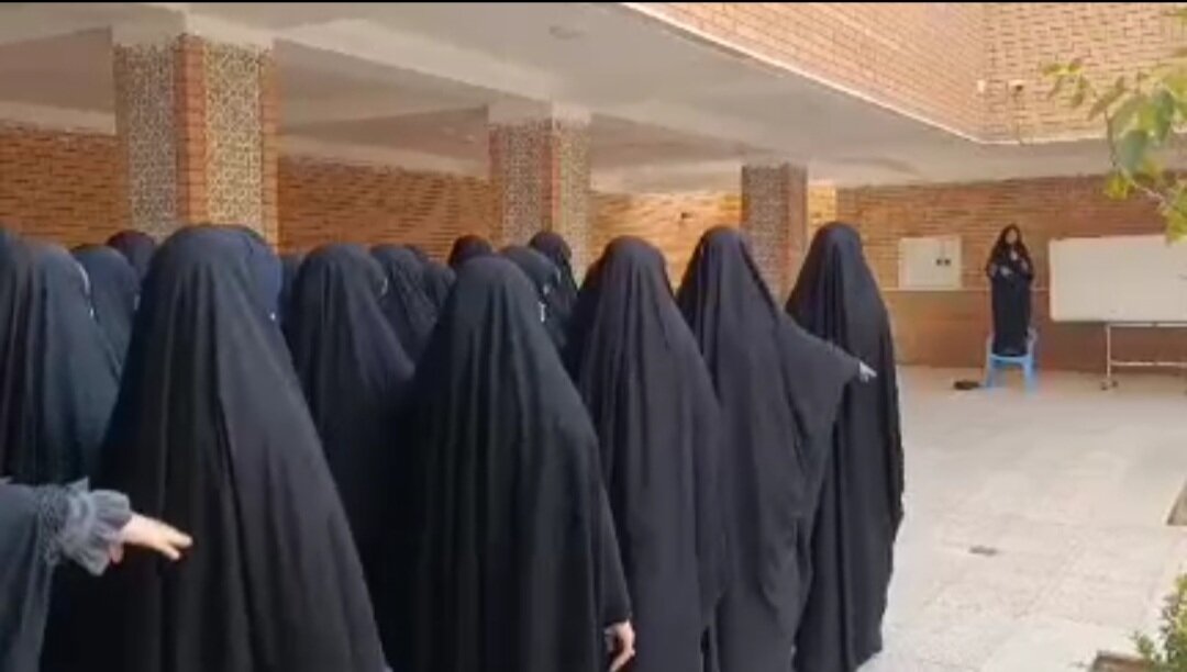 فیلم| جلسه‌ی آموزشی پیش از رزمایش جان فدا توسط سازمان بسیج طلاب و روحانیون استان مرکزی