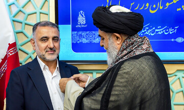اعطای نشان خادمی افتخاری مسجد جمکران به رئیس فدراسیون ورزش‌های زورخانه‌ای