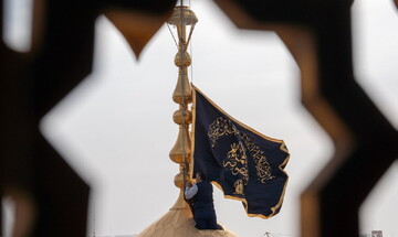 تصاویر/ اهتزاز پرچم عزای فاطمیه بر فراز گنبد منور حضرت معصومه(س)