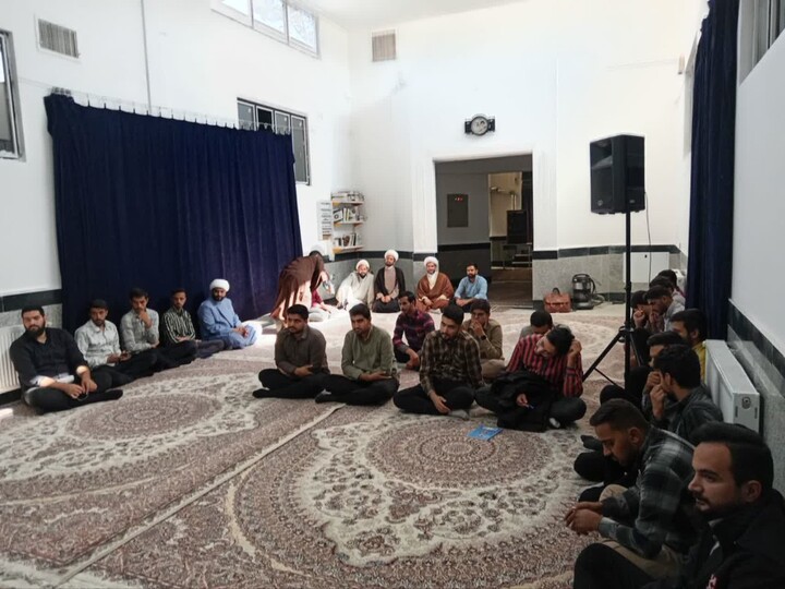 تصاویر| نشست صمیمی معاون فرهنگی حوزه خراسان جنوبی با طلاب مدرسه علمیه جعفریه قدیمه قاین