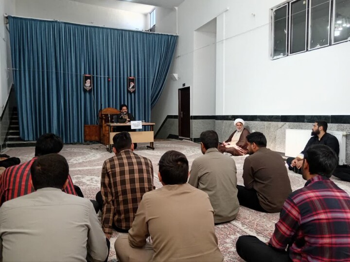تصاویر| نشست صمیمی معاون فرهنگی حوزه خراسان جنوبی با طلاب مدرسه علمیه جعفریه قدیمه قاین