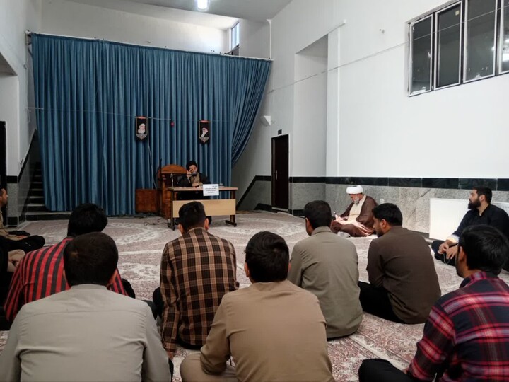 تصاویر| نشست صمیمی معاون فرهنگی حوزه خراسان جنوبی با طلاب مدرسه علمیه جعفریه قدیمه قاین