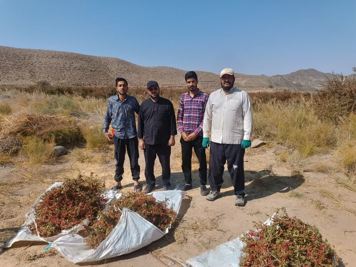 وقف، پشتوانه ماندگار حوزه/ طلاب حاجی‌آباد، ثمره نیک‌اندیشی واقف را به دستان خود برداشتند