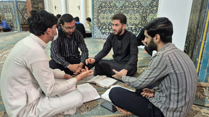 تصاویر/ مباحثه طلاب مدرسه علمیه امام‌ خمینی(ره) کاشان