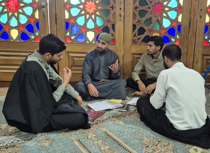 تصاویر/ مباحثه طلاب مدرسه علمیه امام‌ خمینی(ره) کاشان