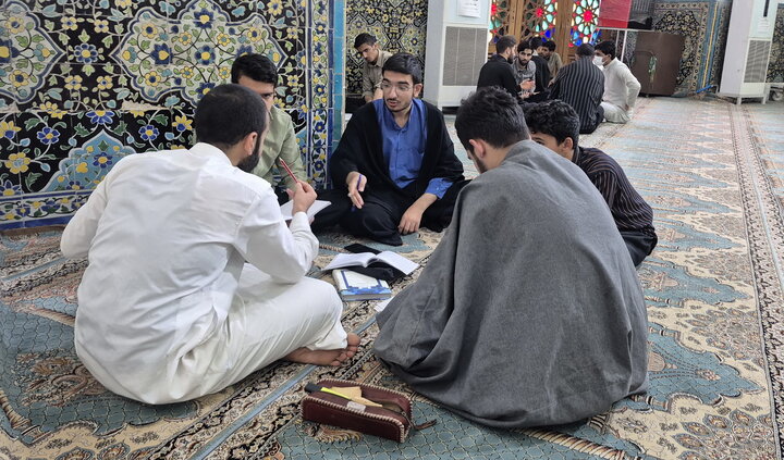 تصاویر/ مباحثه طلاب مدرسه علمیه امام‌ خمینی(ره) کاشان