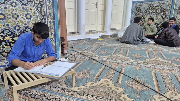 تصاویر/ مباحثه طلاب مدرسه علمیه امام‌ خمینی(ره) کاشان