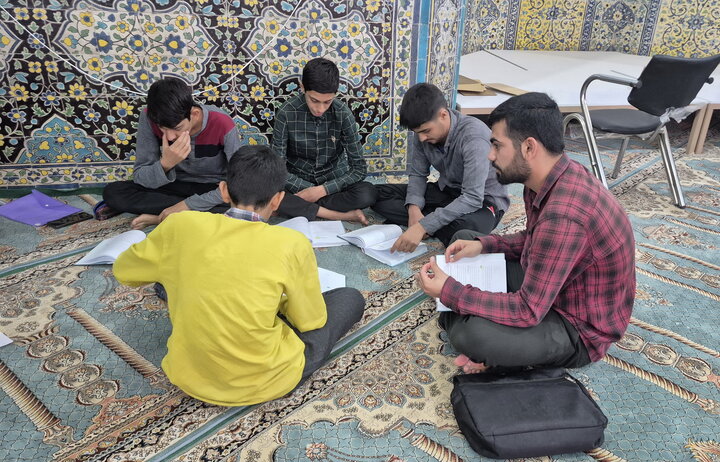 تصاویر/ مباحثه طلاب مدرسه علمیه امام‌ خمینی(ره) کاشان
