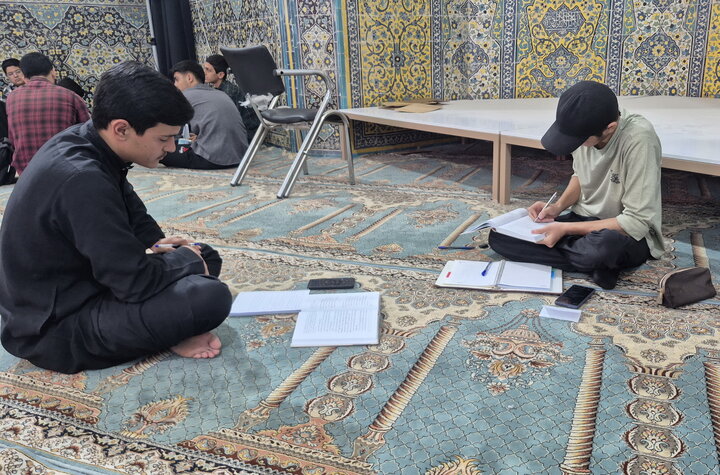 تصاویر/ مباحثه طلاب مدرسه علمیه امام‌ خمینی(ره) کاشان