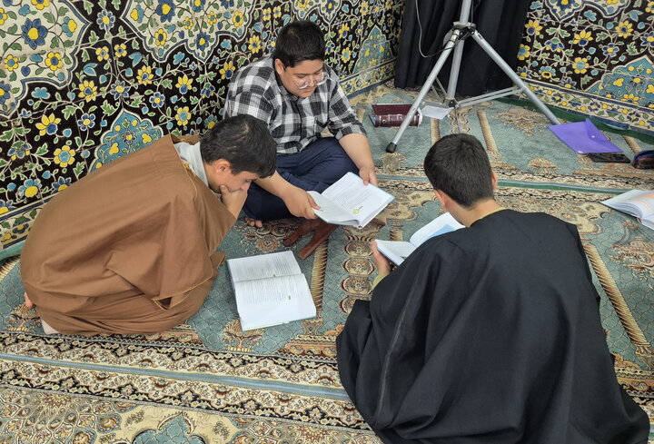 تصاویر/ مباحثه طلاب مدرسه علمیه امام‌ خمینی(ره) کاشان
