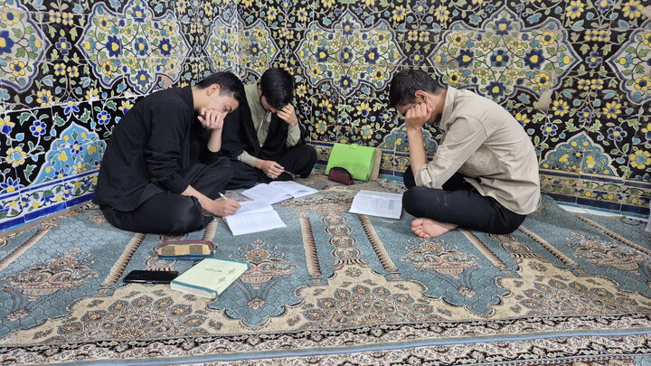 تصاویر/ مباحثه طلاب مدرسه علمیه امام‌ خمینی(ره) کاشان
