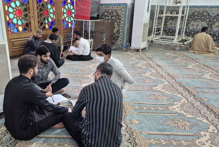 تصاویر/ مباحثه طلاب مدرسه علمیه امام‌ خمینی(ره) کاشان
