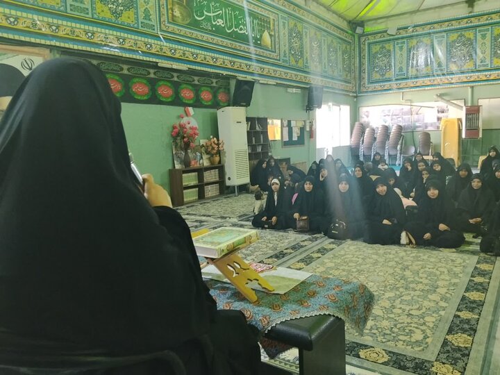 تصاویر/ بازدید طلاب جدیدالورد مدرسه علمیه الزهرا(س) ماهان از اتاق تربت سازمان عتبات و عالیات کرمان