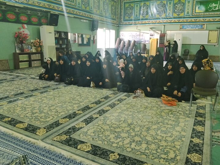 تصاویر/ بازدید طلاب جدیدالورد مدرسه علمیه الزهرا(س) ماهان از اتاق تربت سازمان عتبات و عالیات کرمان