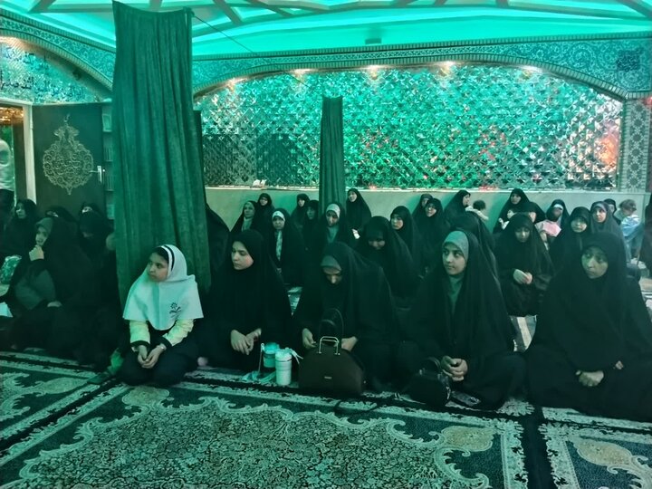تصاویر/ بازدید طلاب جدیدالورد مدرسه علمیه الزهرا(س) ماهان از اتاق تربت سازمان عتبات و عالیات کرمان