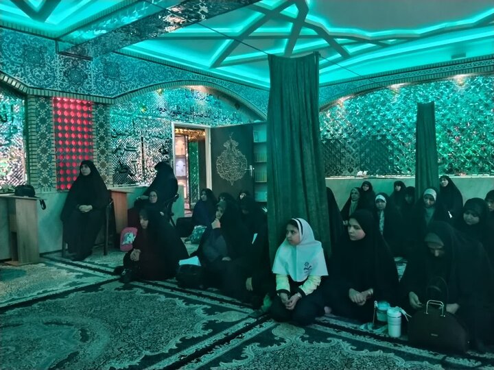 تصاویر/ بازدید طلاب جدیدالورد مدرسه علمیه الزهرا(س) ماهان از اتاق تربت سازمان عتبات و عالیات کرمان