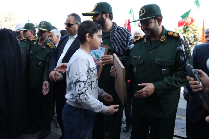 تصاویر/حضور و تجلیل از فرزندان شهدای اراک و اجرای راپل نظامی در رزمایش جان فدا