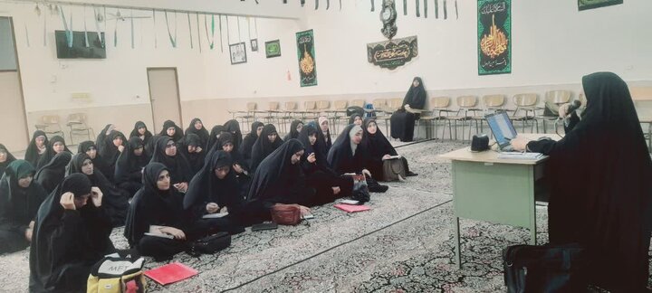 تصاویر/ نشست فرهنگی در مدرسه علمیه الزهرا (س) جیرفت