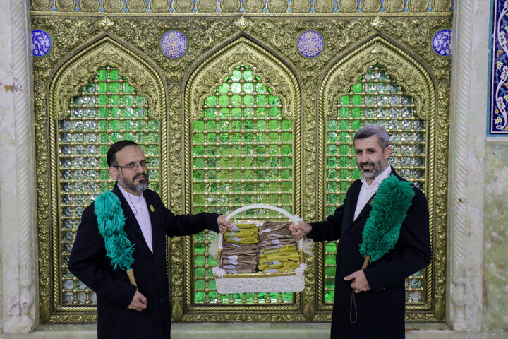 آیین غبارروبی حرم حضرت معصومه (س) مراسم تجلیل از خانواده‌های معظم شهدای روحانی و طلبه جنگ‌های تحمیلی دوم و سوم