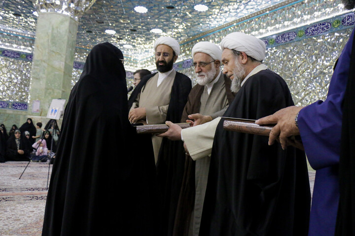آیین غبارروبی حرم حضرت معصومه (س) مراسم تجلیل از خانواده‌های معظم شهدای روحانی و طلبه جنگ‌های تحمیلی دوم و سوم
