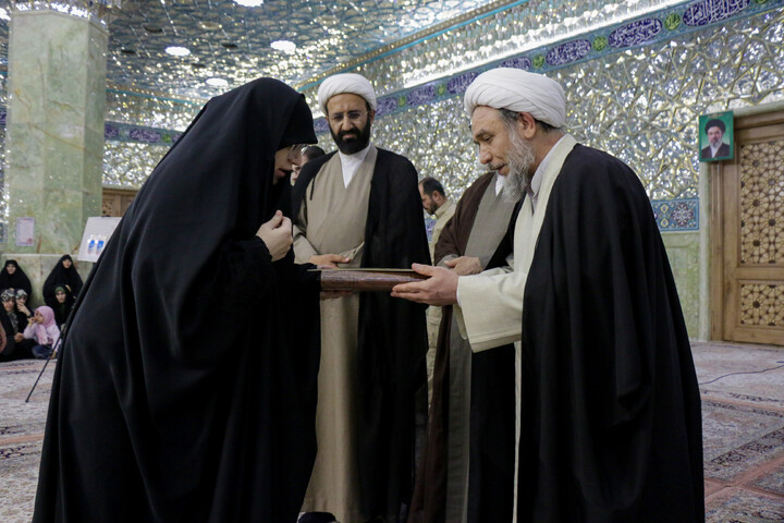 آیین غبارروبی حرم حضرت معصومه (س) مراسم تجلیل از خانواده‌های معظم شهدای روحانی و طلبه جنگ‌های تحمیلی دوم و سوم