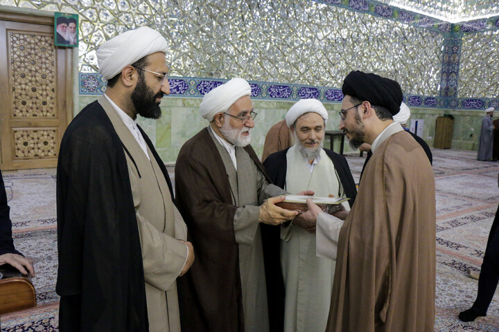 آیین غبارروبی حرم حضرت معصومه (س) مراسم تجلیل از خانواده‌های معظم شهدای روحانی و طلبه جنگ‌های تحمیلی دوم و سوم