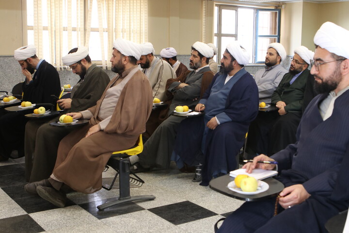 تصاویر/ جلسه معاون آموزش حوزه های علمیه با مدیران و معاونان مدارس علمیه همدان