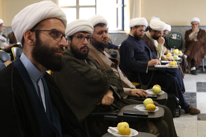 تصاویر/ جلسه معاون آموزش حوزه های علمیه با مدیران و معاونان مدارس علمیه همدان