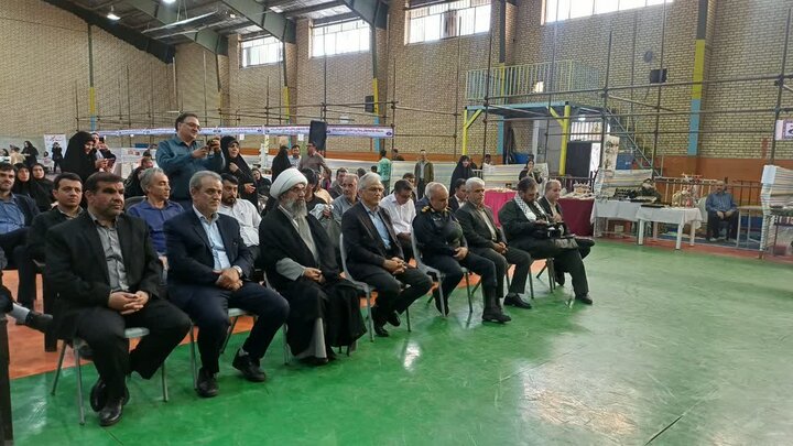 تصاویر/افتتاح نمایشگاه توانمندی‌های روستایی و عشایری شهرستان زرندیه با حضور امام جمعه ایم شهرستان
