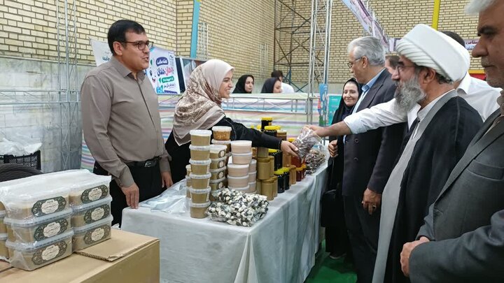 تصاویر/افتتاح نمایشگاه توانمندی‌های روستایی و عشایری شهرستان زرندیه با حضور امام جمعه ایم شهرستان