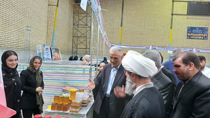 تصاویر/افتتاح نمایشگاه توانمندی‌های روستایی و عشایری شهرستان زرندیه با حضور امام جمعه ایم شهرستان