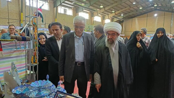 تصاویر/افتتاح نمایشگاه توانمندی‌های روستایی و عشایری شهرستان زرندیه با حضور امام جمعه ایم شهرستان