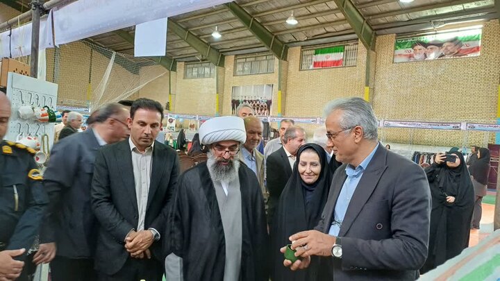 تصاویر/افتتاح نمایشگاه توانمندی‌های روستایی و عشایری شهرستان زرندیه با حضور امام جمعه ایم شهرستان