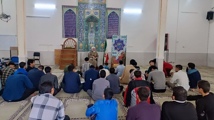 تصاویر / برگزاری نشست انگیزشی در مدرسه علمیه ولیعصر(عج)سامن