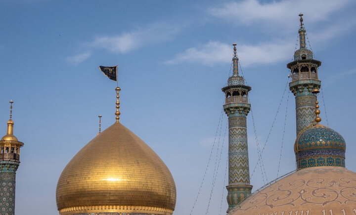 اهتزاز پرچم عزای فاطمیه بر فراز گنبد منور حضرت معصومه(س)