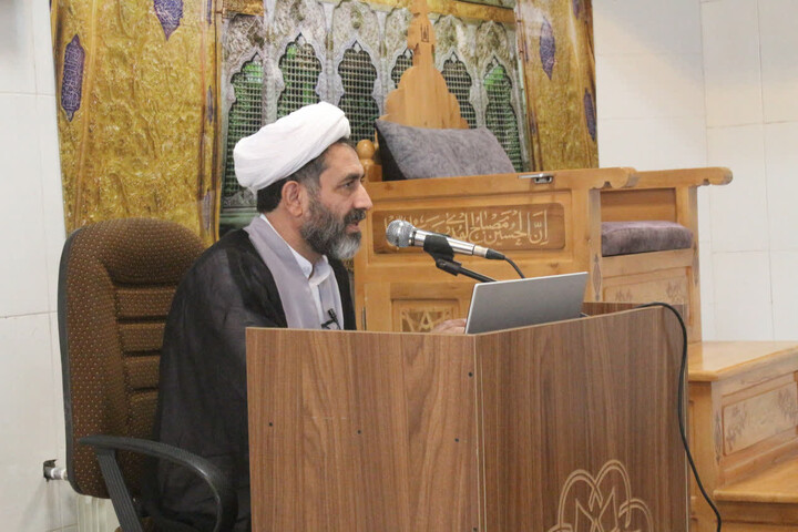 تصاویر/ چهل و یکمین جلسه از سلسله جلسات انس با قرآن و تفسیر موضوعی قرآن کریم در مدرسه علمیه امام مهدی (عج) کرمان