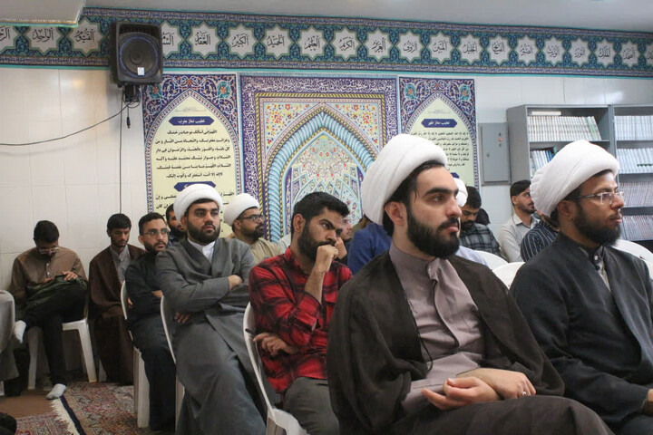 تصاویر/ چهل و یکمین جلسه از سلسله جلسات انس با قرآن و تفسیر موضوعی قرآن کریم در مدرسه علمیه امام مهدی (عج) کرمان