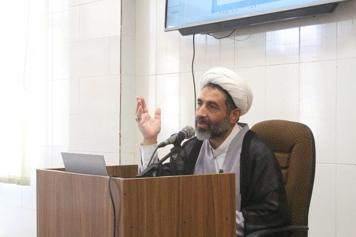 تصاویر/ چهل و یکمین جلسه از سلسله جلسات انس با قرآن و تفسیر موضوعی قرآن کریم در مدرسه علمیه امام مهدی (عج) کرمان